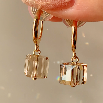 【新作｜12/3(月)〜】クリスタルキューブイヤリング【ノンホール（フラットタイプ）】