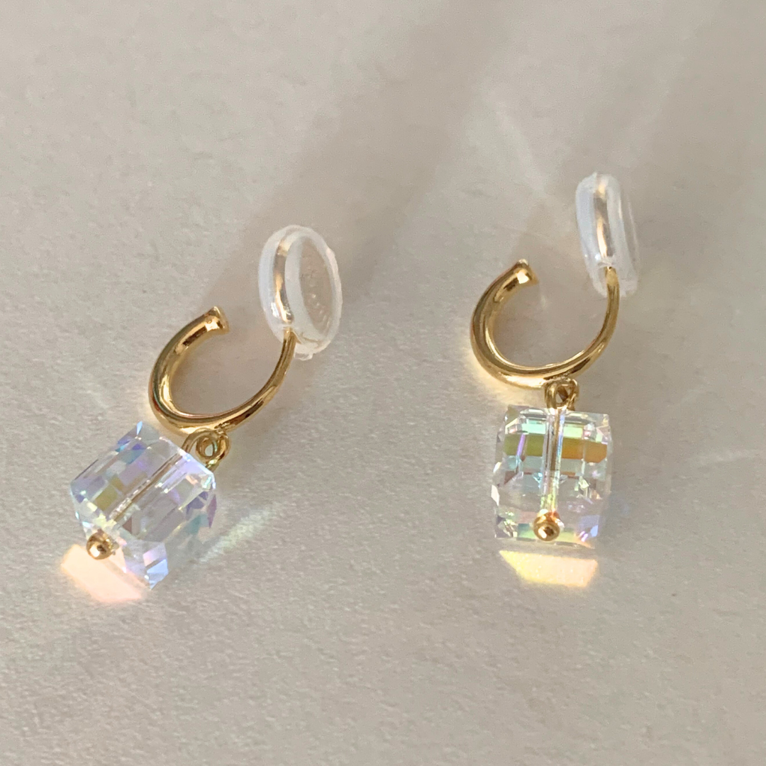 【新作｜12/3(月)〜】クリスタルキューブイヤリング【ノンホール（フラットタイプ）】