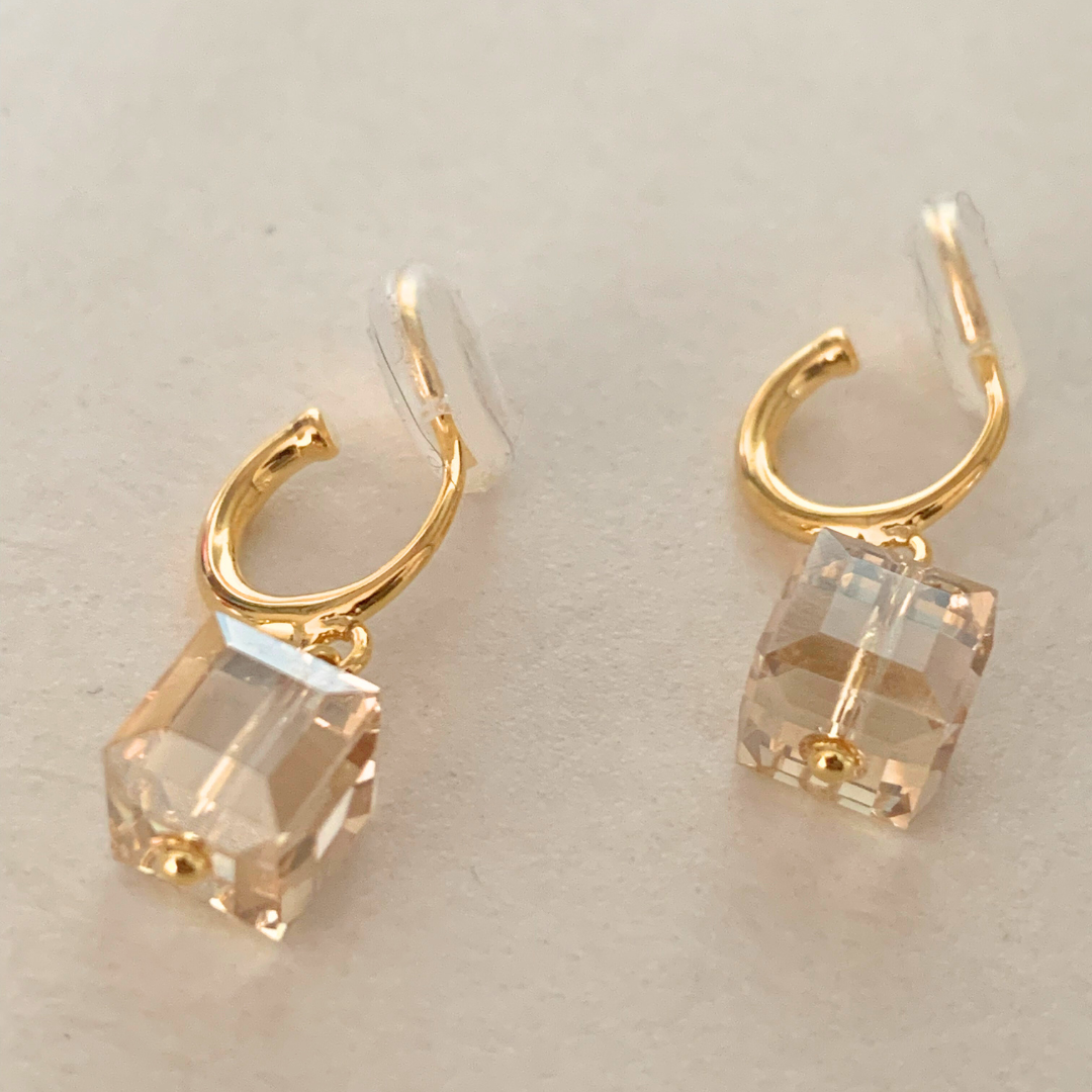 【新作｜12/3(月)〜】クリスタルキューブイヤリング【ノンホール（フラットタイプ）】