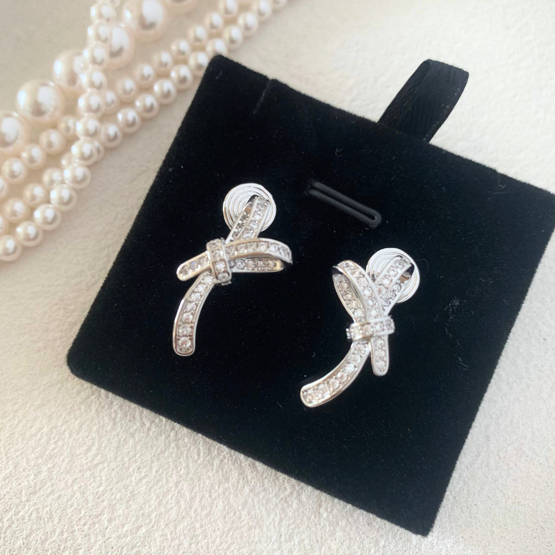 【新作｜1/19(月)〜】シンメトリーリボンイヤリング【ノンホール（フラットタイプ）】