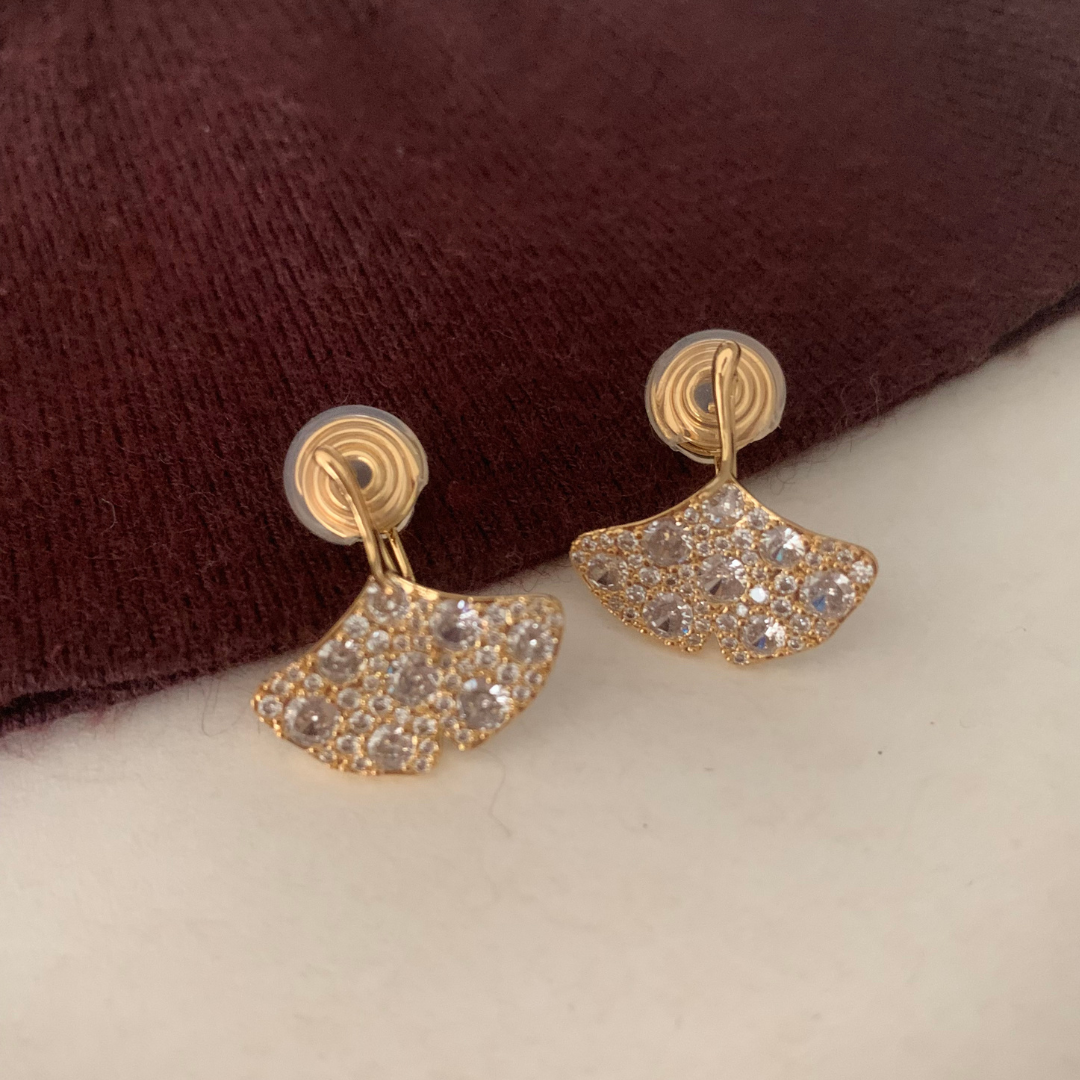 【新作｜12/3(月)〜】イチョウリーフパヴェイヤリング【ノンホール（フラットタイプ）】