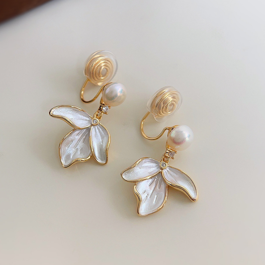 【予約販売｜10/30(木)〜発送】3天然淡水パール&花びらモチーフ イヤリング【ノンホール(スプリングタイプ)】