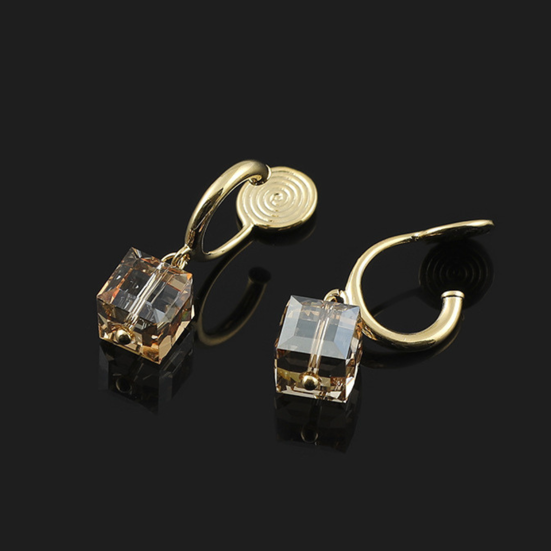 【新作｜12/3(月)〜】クリスタルキューブイヤリング【ノンホール（フラットタイプ）】