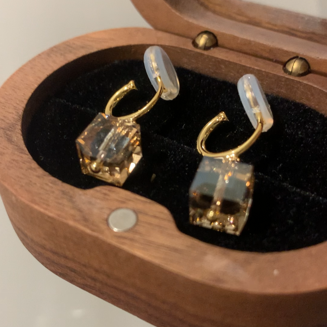 【新作｜12/3(月)〜】クリスタルキューブイヤリング【ノンホール（フラットタイプ）】