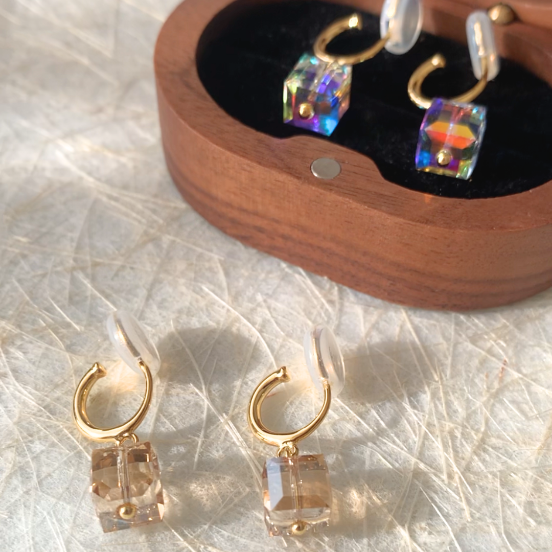 【新作｜12/3(月)〜】クリスタルキューブイヤリング【ノンホール（フラットタイプ）】